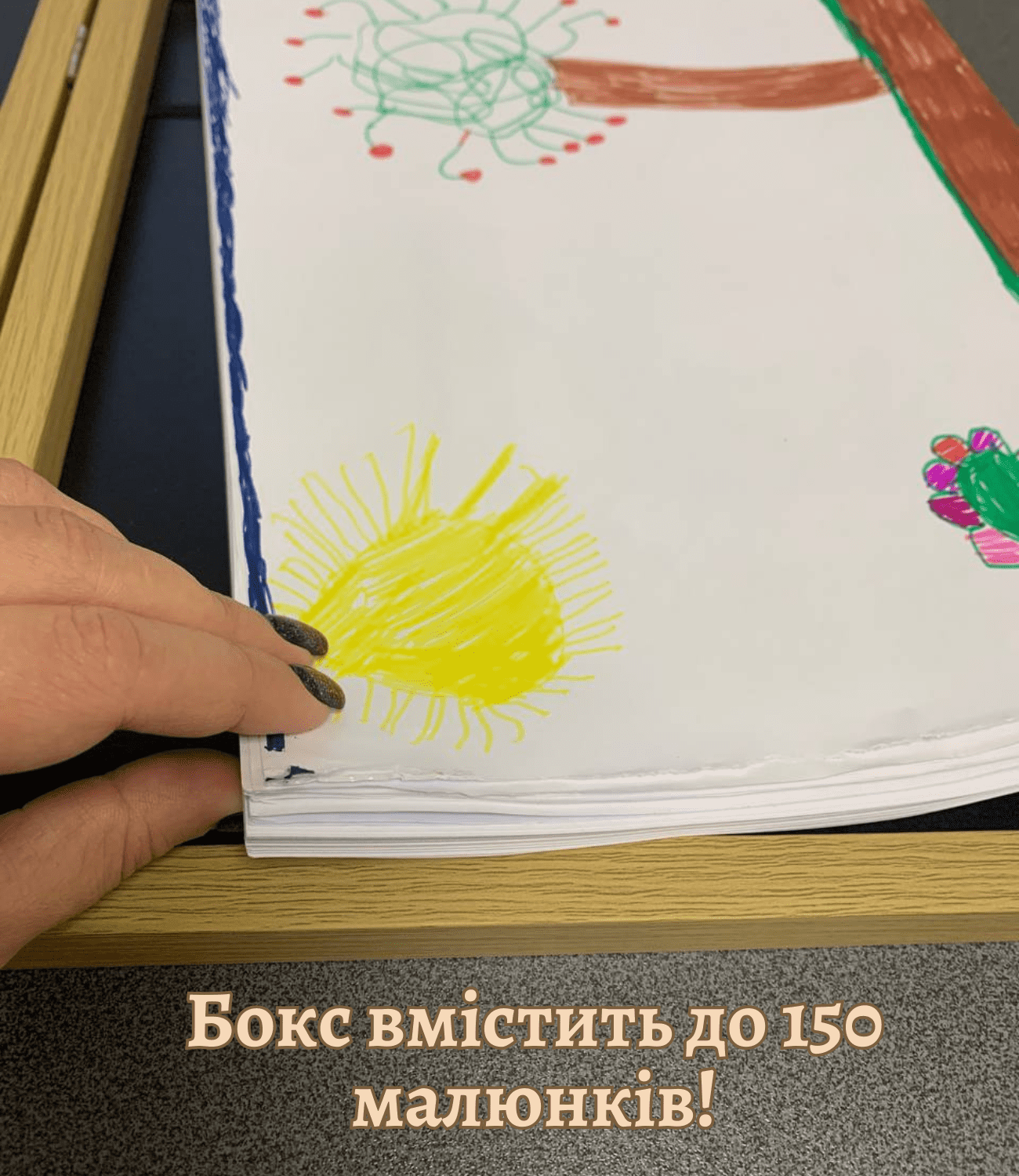 Рамка-бокс для дитячих малюнків Memorik, художня фоторамка А4, відкривається спереду, для мистецьких проектів, школи, дому (до 150 малюнків), біла Рамка-бокс для дитячих малюнків Memorik, художня фоторамка А4, відкривається спереду, для мистецьких проектів, школи, дому (до 150 малюнків), біла - Зображення 2
