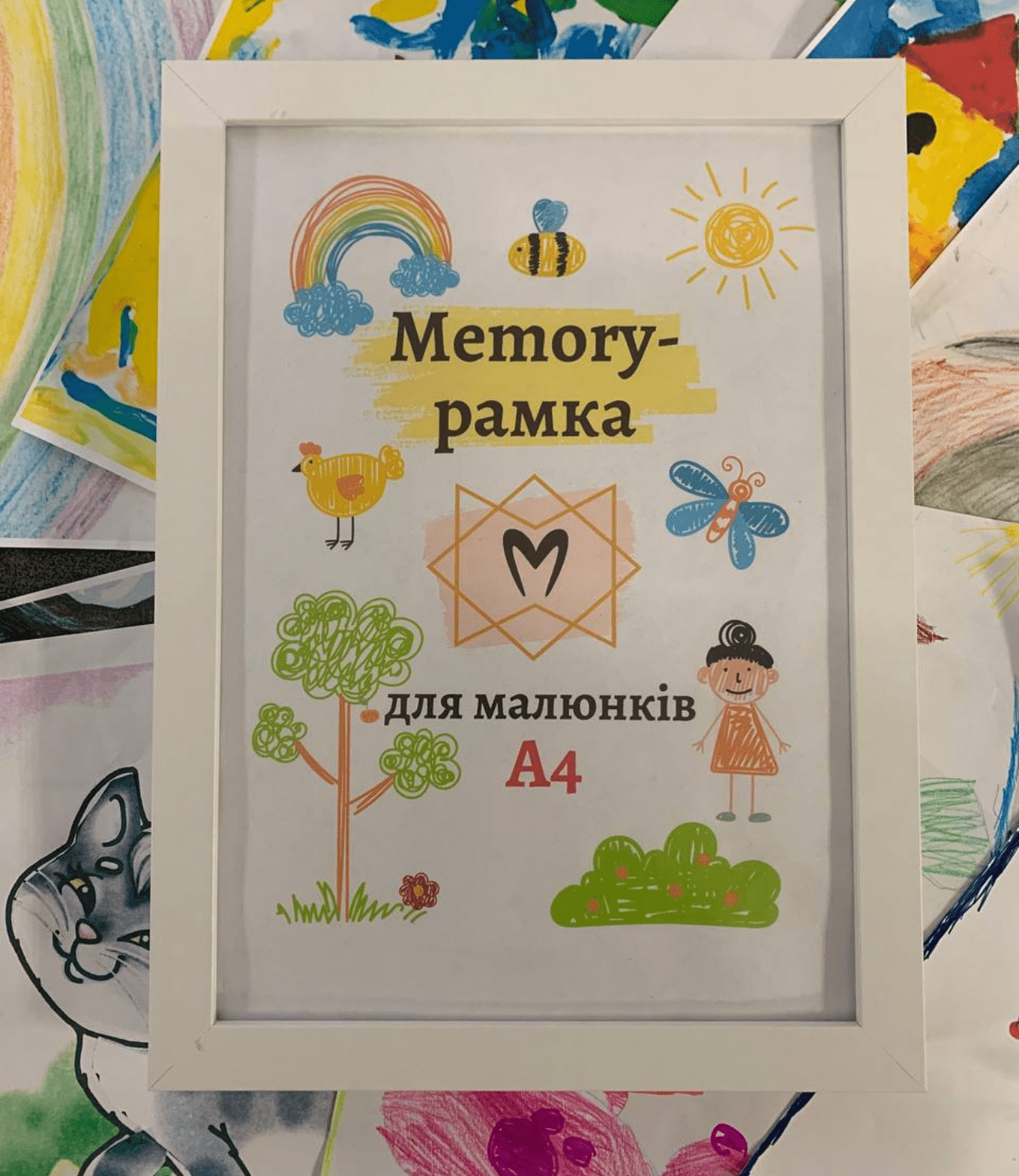 Рамка-бокс для дитячих малюнків Memorik, художня фоторамка А4, відкривається спереду, для мистецьких проектів, школи, дому (до 150 малюнків), біла Рамка-бокс для дитячих малюнків Memorik, художня фоторамка А4, відкривається спереду, для мистецьких проектів, школи, дому (до 150 малюнків), біла - Зображення 5